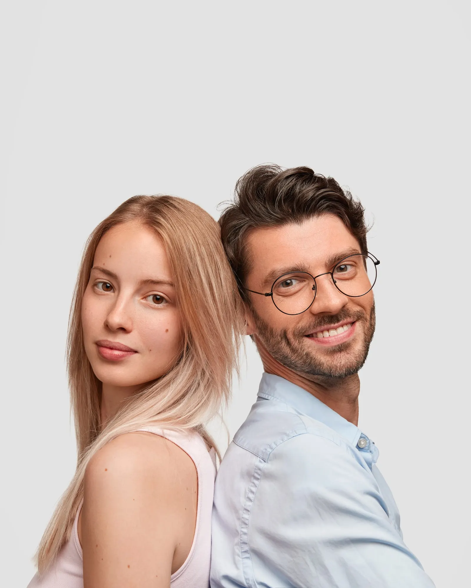 Žena a muž v okuliaroch stoja chrbtom k sebe